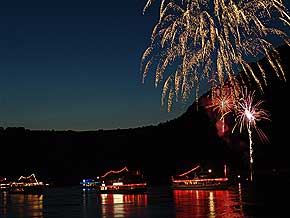 Hexenfest-Feuerwerk der Rheinschifffahrt in der Walpurgisnacht - Hexennacht