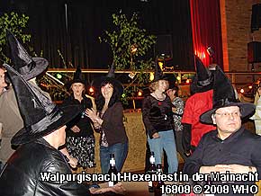 Tanz in den Mai bei der Hexenparty vom Walpurgisnacht-Hexenfest
