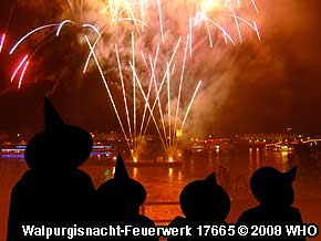 Walpurgisnacht-Feuerwerk der Rheinschifffahrt beim Hexenfest in der Hexennacht