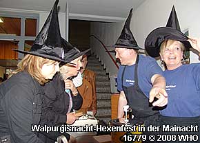 Hexenbraten-Ausgabe beim Walpurgisnacht-Hexenfest